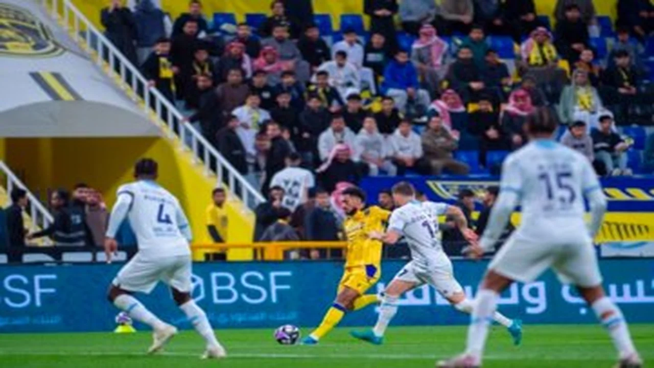 ثلاث نقاط غالية.. التعاون يتجاوز فخ الأخدود ويقفز في ترتيب الدوري السعودي